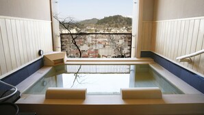 Una banyera d'hidromassatge amb vista a un paisatge de muntanya.