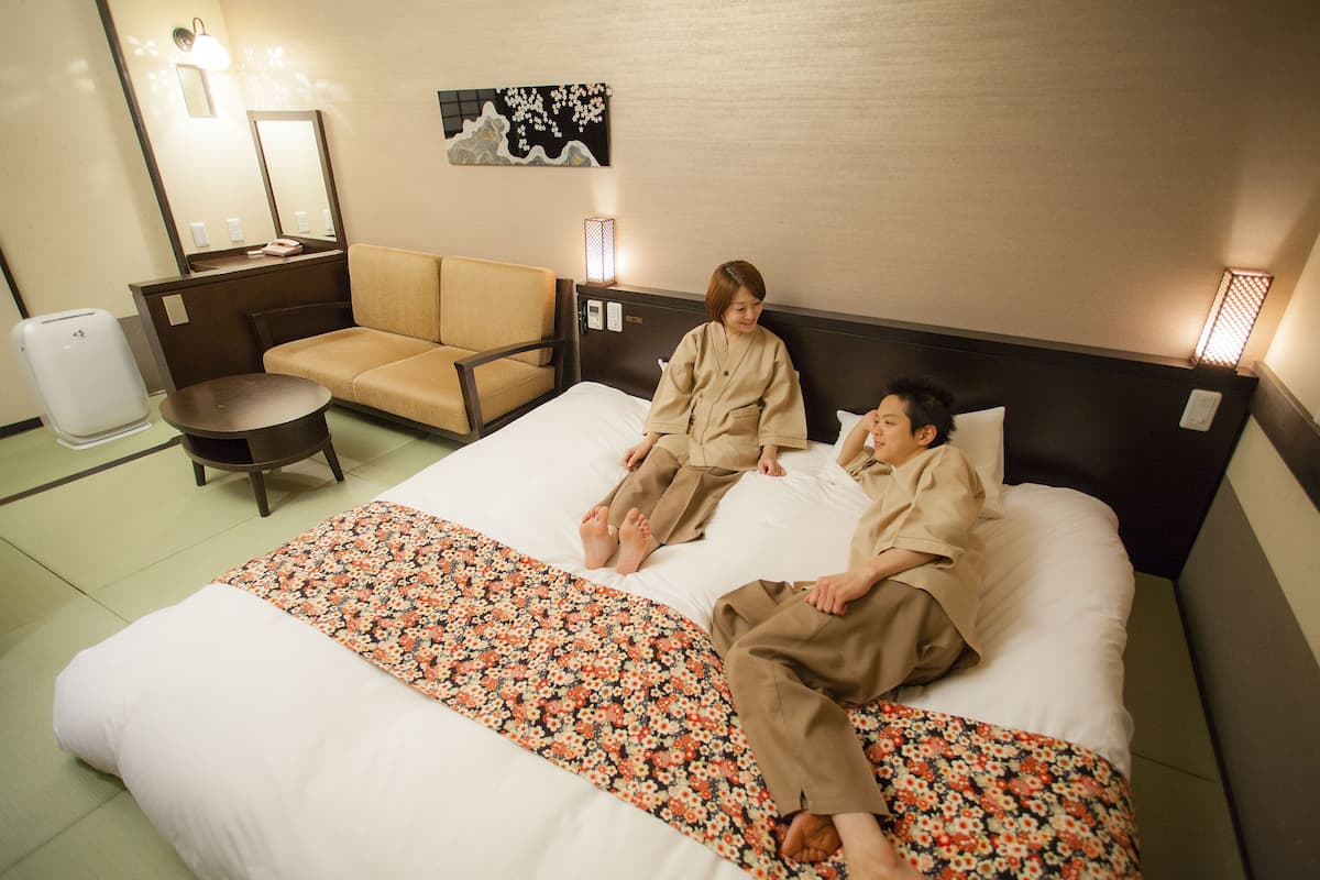 ตู้นิรภัยในห้องพัก, โต๊ะทำงาน, ผ้าม่านกันแสง, เตารีด/โต๊ะรีดผ้า