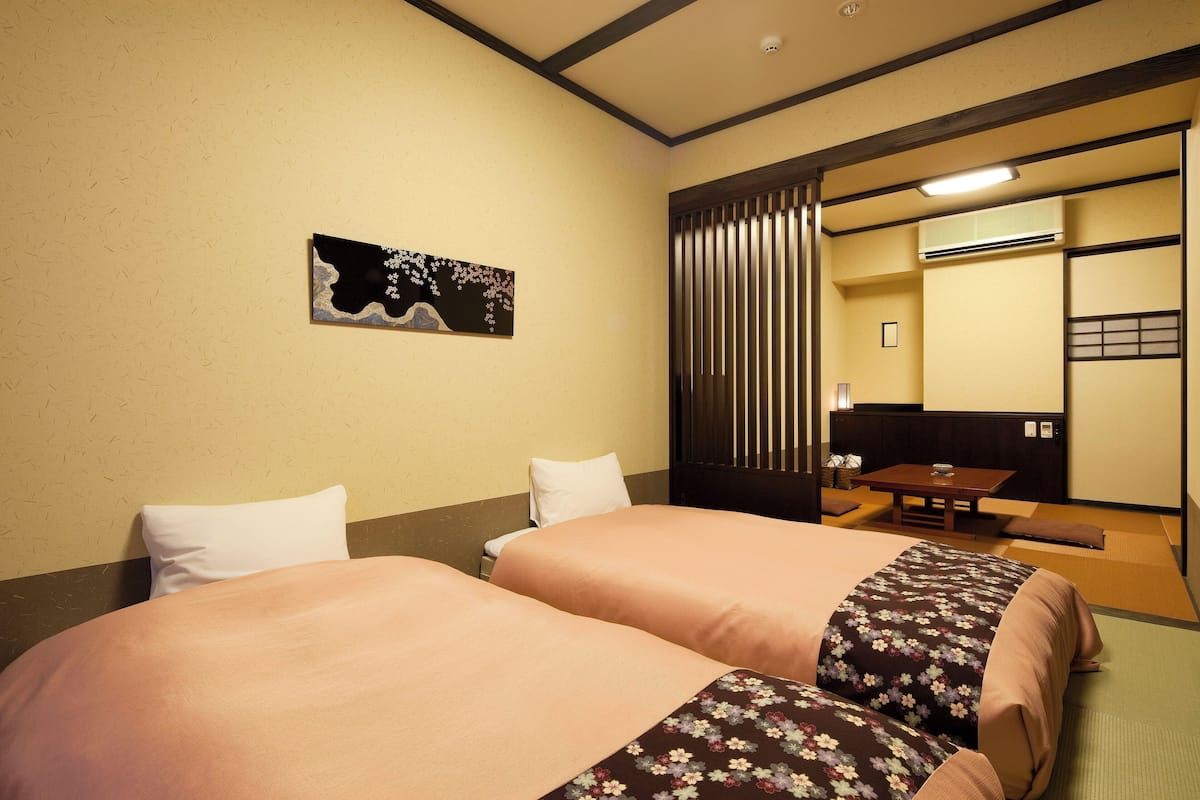 ห้องทวิน | ตู้นิรภัยในห้องพัก, โต๊ะทำงาน, ผ้าม่านกันแสง, เตารีด/โต๊ะรีดผ้า