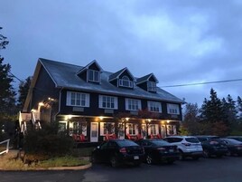 Fachada de la propiedad por la tarde o noche