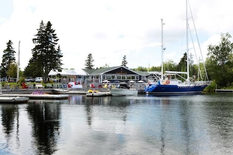 Lake. Inverary Resort