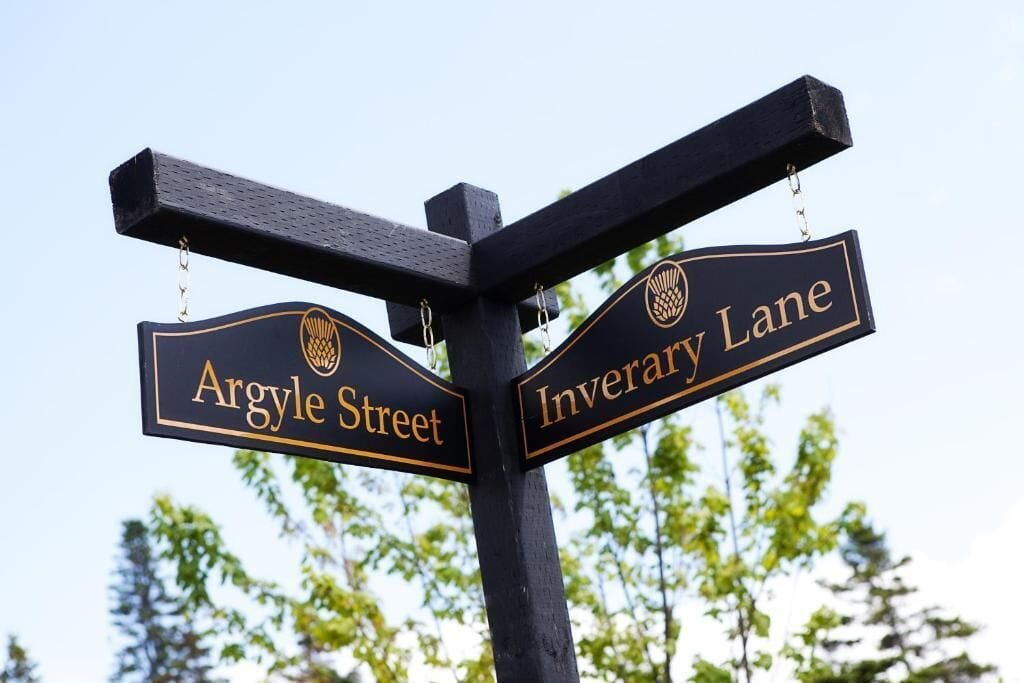 Een straatbordje met daarop 'Argyle Street' en 'Inverary Lane'.