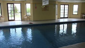 En indendørs swimmingpool med lavvandede område markeret med 3 fod.