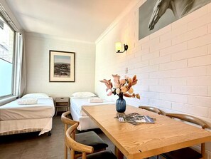 Family Room | Desk, WiFi - Motel Maroondah (Mont Albert)