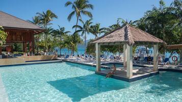 Een buitenzwembad en ligstoelen