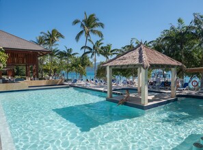 室外游泳池，日光浴躺椅