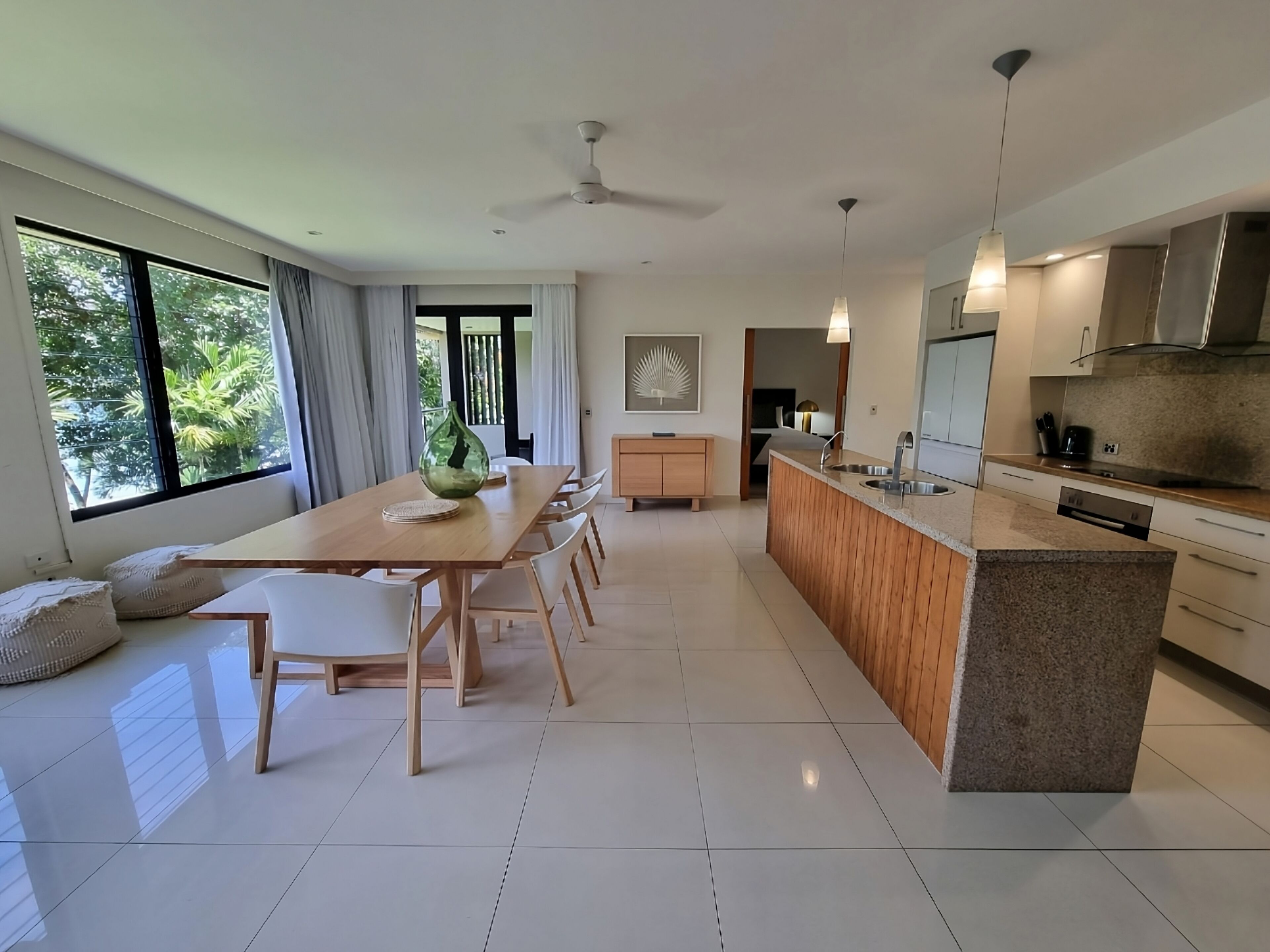 penthouse, ocean view | living area | 32-inch lcd tv with digital channels, tv