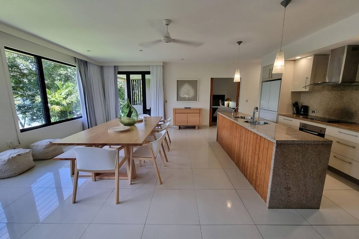 penthouse, ocean view | living area | 32-inch lcd tv with digital channels, tv