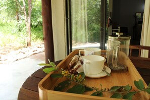 Deluxe Studio Suite, 2 Bedrooms, Non Smoking, Ground Floor (Shikwari Knobthorn) | Coffee and/or coffee maker