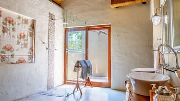 Douche, douche à « effet pluie », articles de toilette écologiques