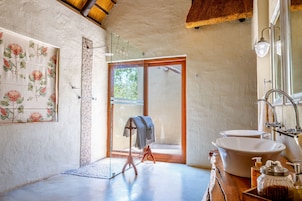 Dusche, Regendusche, umweltfreundliche Kosmetikartikel, Handtücher