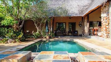 2 piscinas externas, funciona das 6h às 18h, guarda-sóis