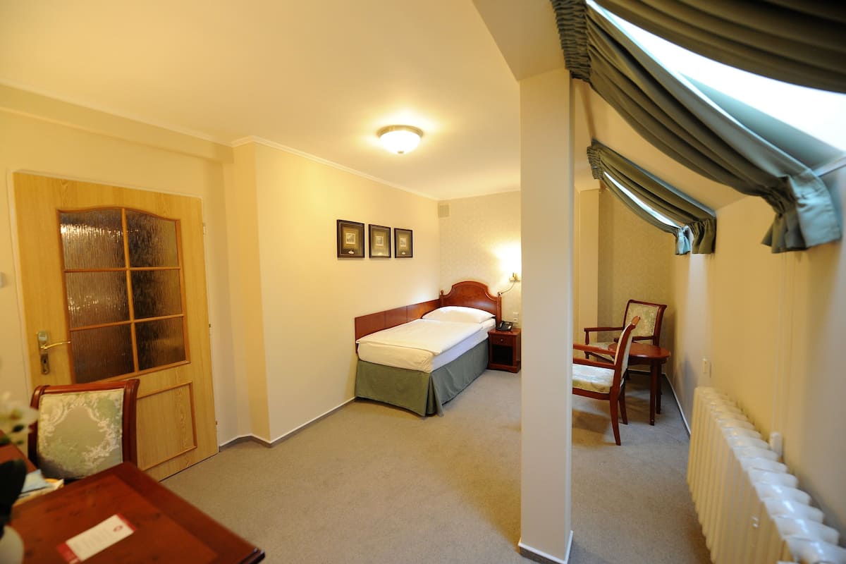 Single Room | Minibar, in-room safe, WiFi (free)