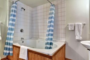 Double Room (Liege) | Bathroom | Hair dryer, towels