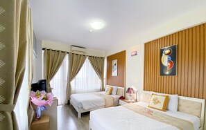 套房 | 迷你吧、客房内保险箱、办公桌、遮光窗帘