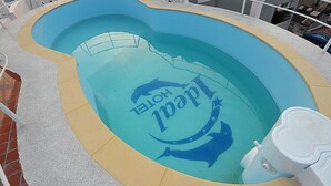 Een zwembad met een logo met de tekst 'Hotel 1&1'.