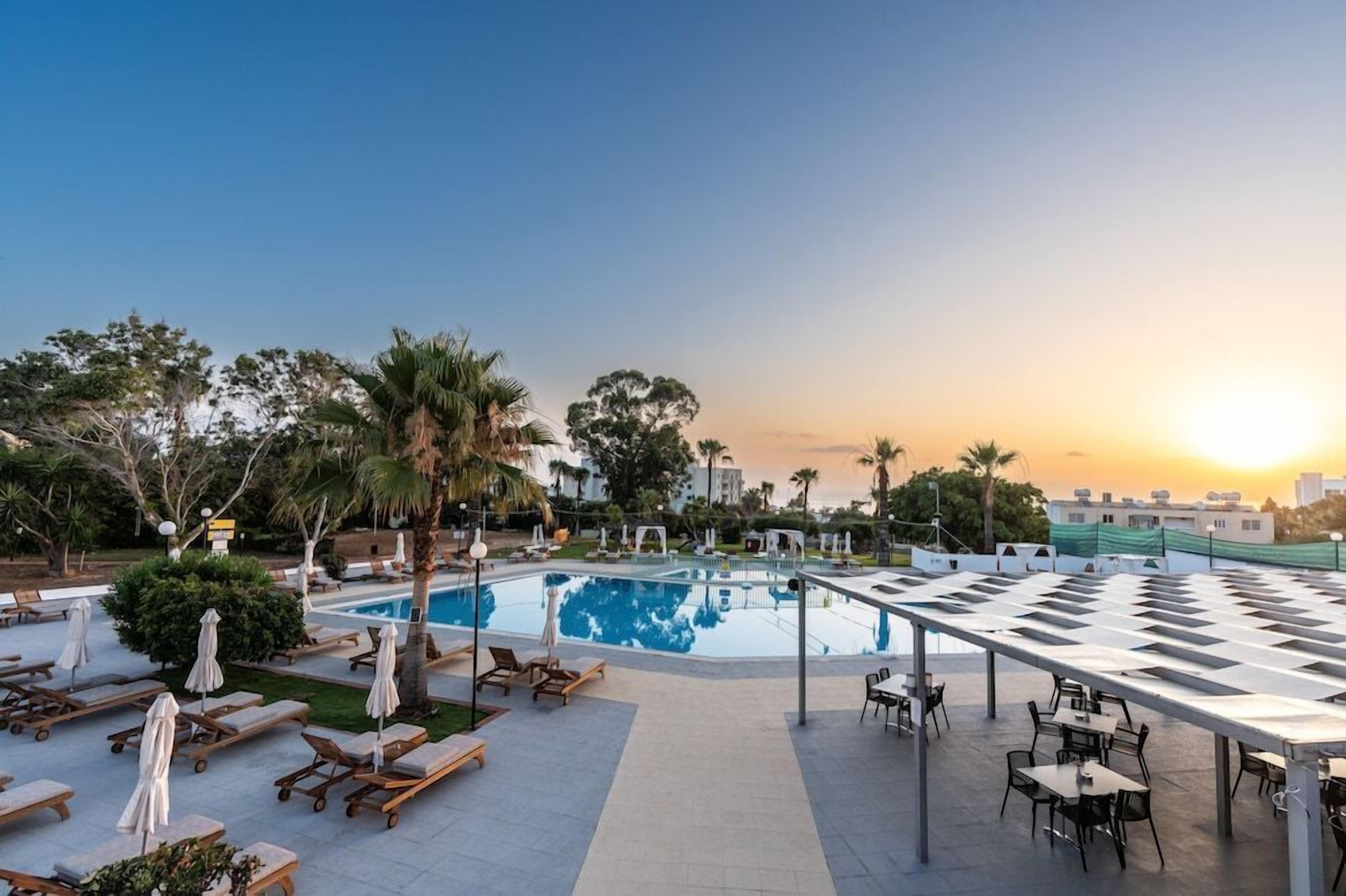 Una piscina al aire libre