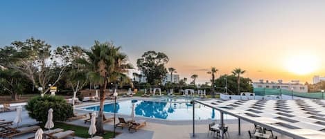 Una piscina al aire libre