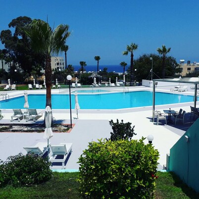Adelais Bay Hotel