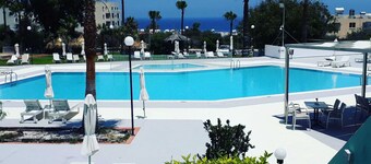 Adelais Bay Hotel