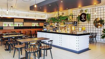 Ontbijtbuffet in het weekend (EUR 8.25 per persoon)