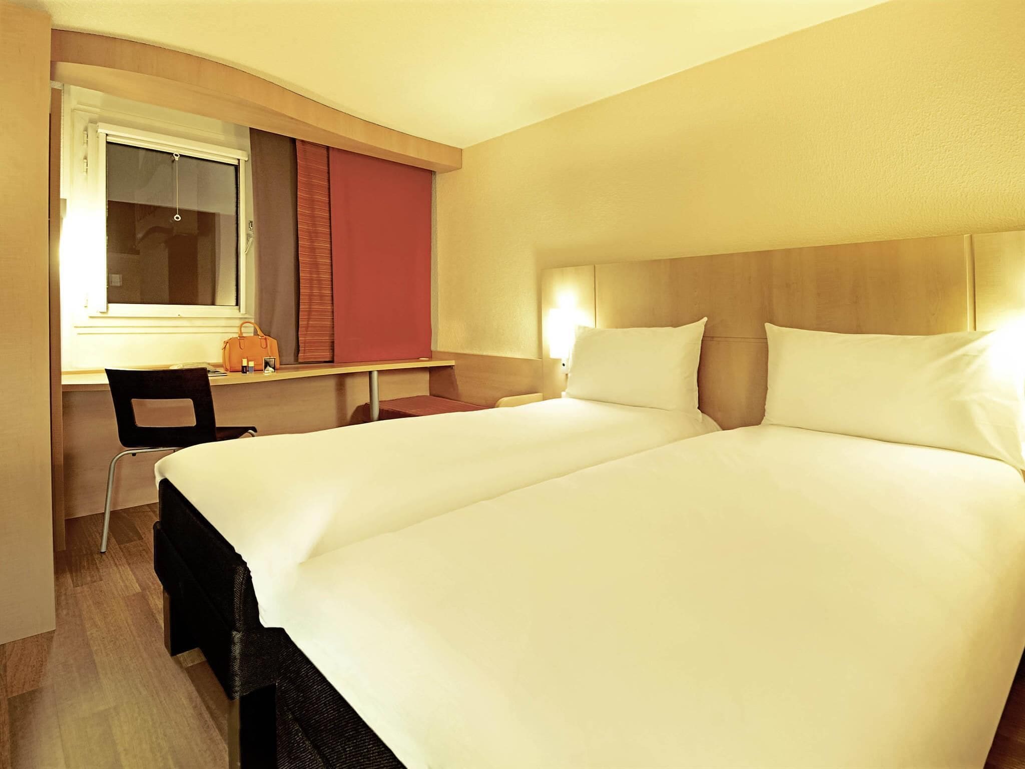 Twin Room, 2 Twin Beds | In-room safe, desk, soundproofing, iron/ironing board