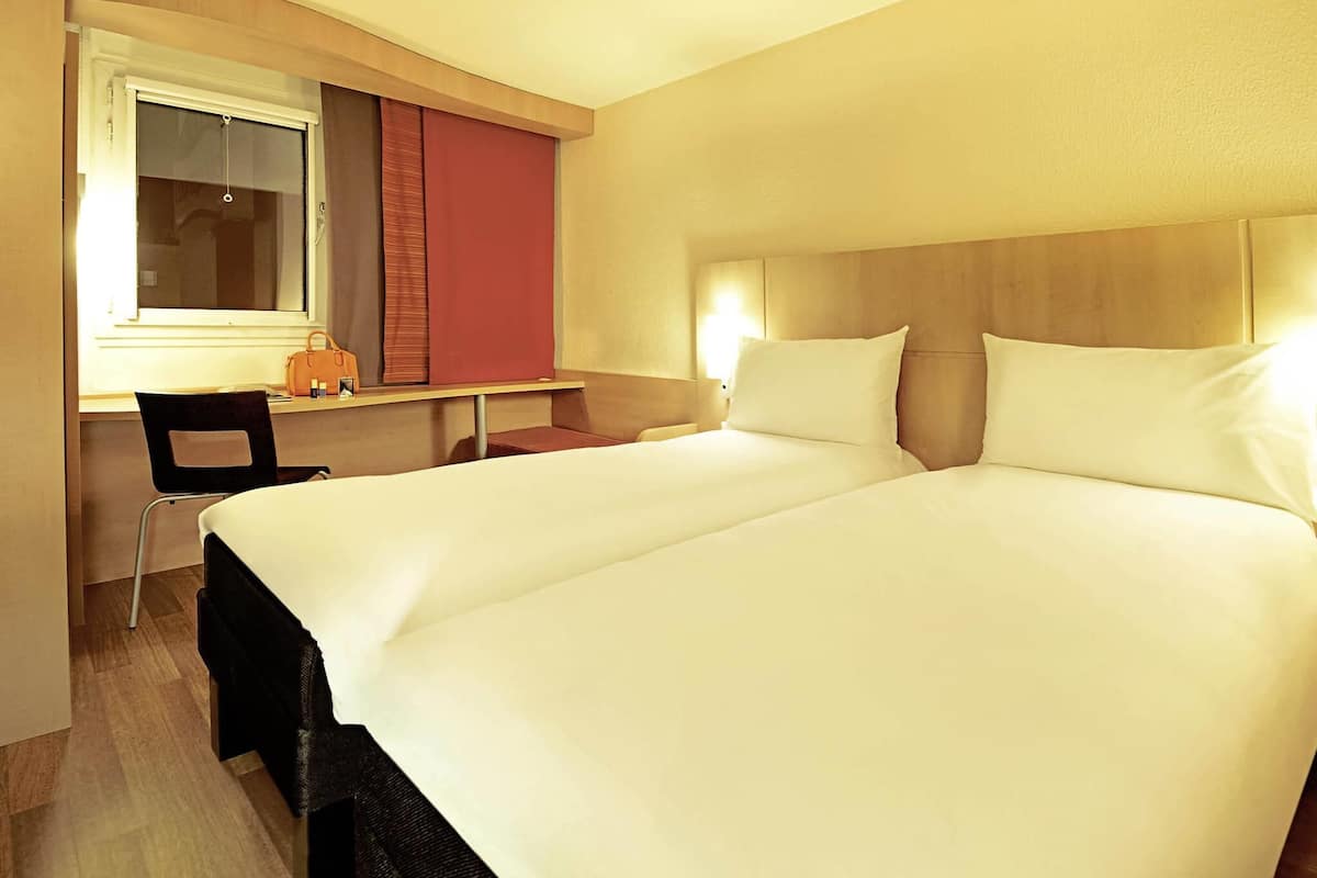 Chambre avec lits jumeaux, 2 lits jumeaux | Coffre-fort, bureau, systĂšme dâinsonorisation, fer et planche Ă repasser
