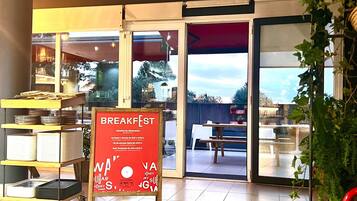 Esmorzar d'estil bufet els caps de setmana (8.25 EUR per persona)