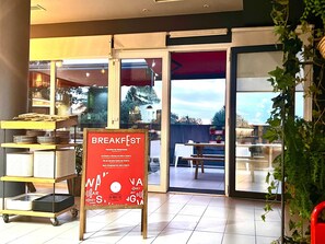 逢周末供 应自助式早餐（每人 EUR 8.25）