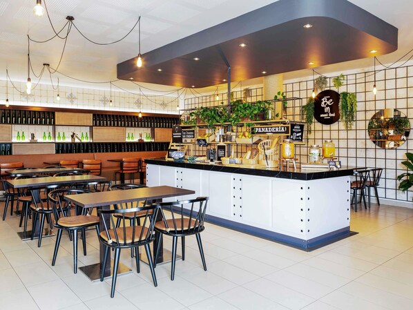 Desayuno buffet los fines de semana (EUR 8.25 por persona)