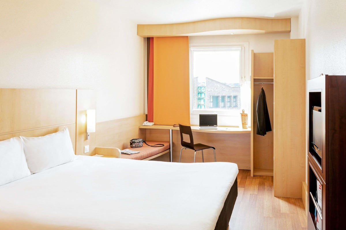 Room, 1 Double Bed | In-room safe, desk, soundproofing, iron/ironing board