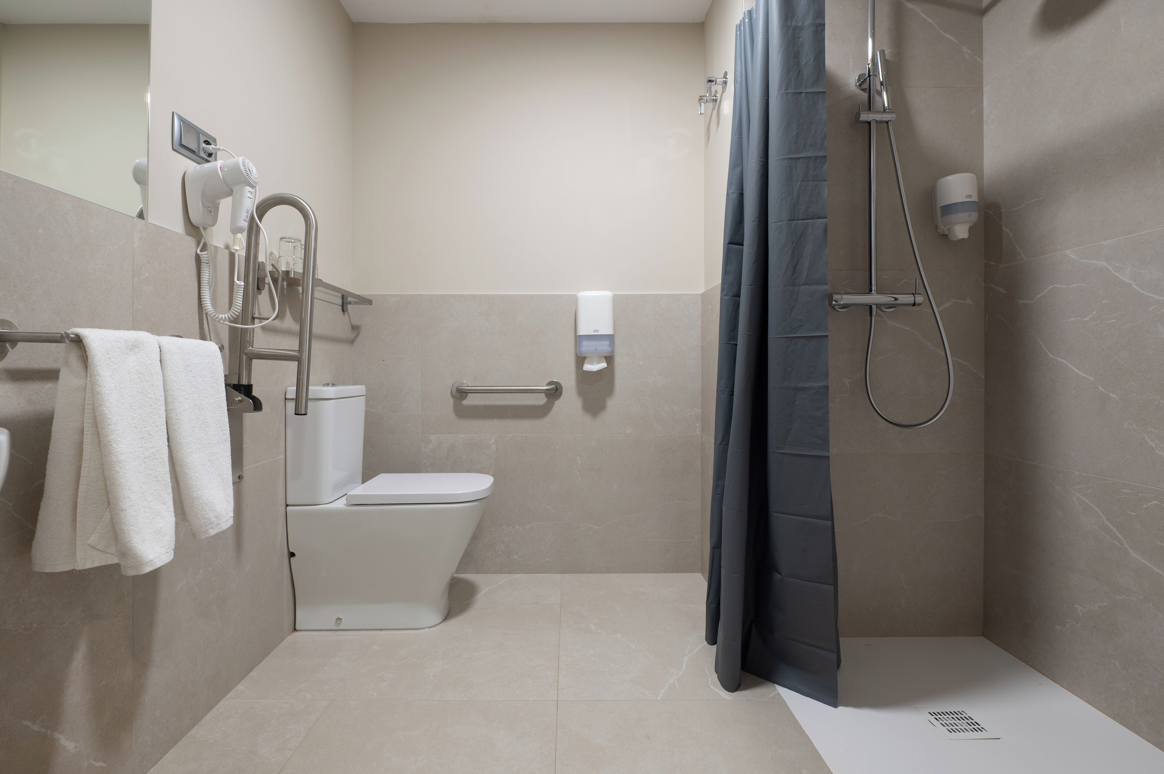 standard double room | bathroom | free toiletries, towels, soap, shampoo