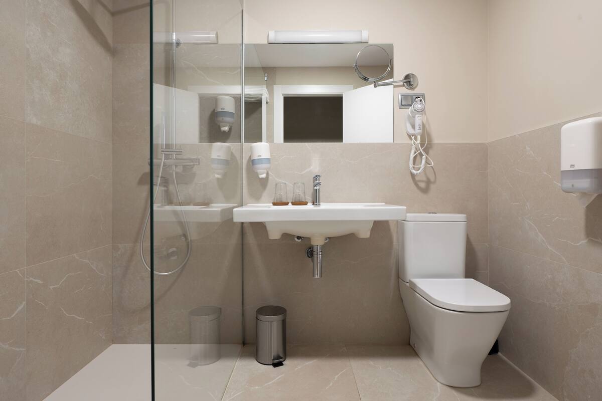 standard double room | bathroom | free toiletries, towels, soap, shampoo