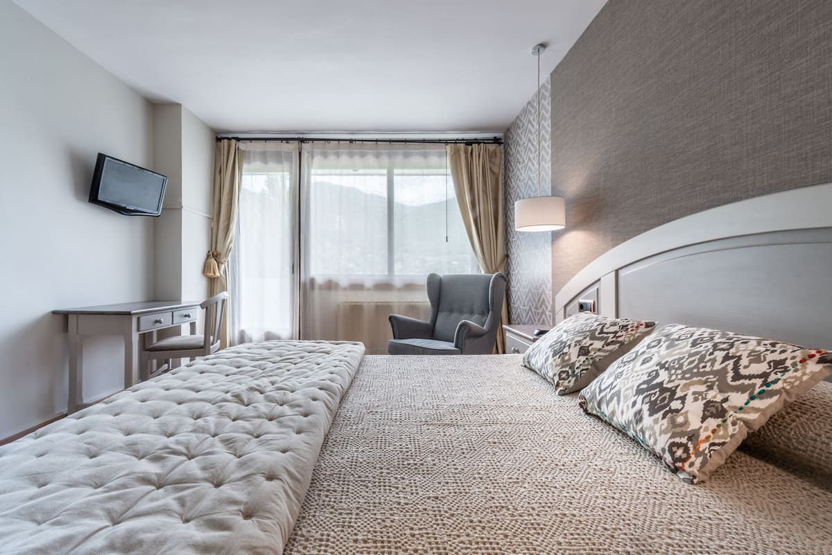 Habitación doble superior | Edredón, minibar, caja de seguridad en la habitación y escritorio