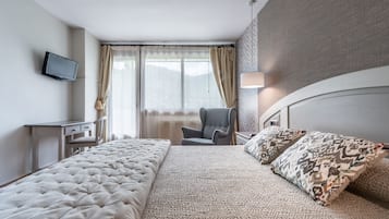 Superior tweepersoonskamer | Donsdekens, een minibar, een kluis op de kamer, een bureau