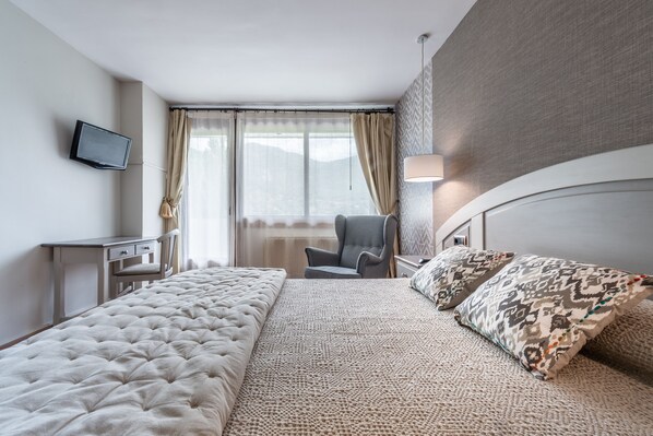 Superior-Doppelzimmer | Daunenbettdecken, Minibar, Zimmersafe, Schreibtisch