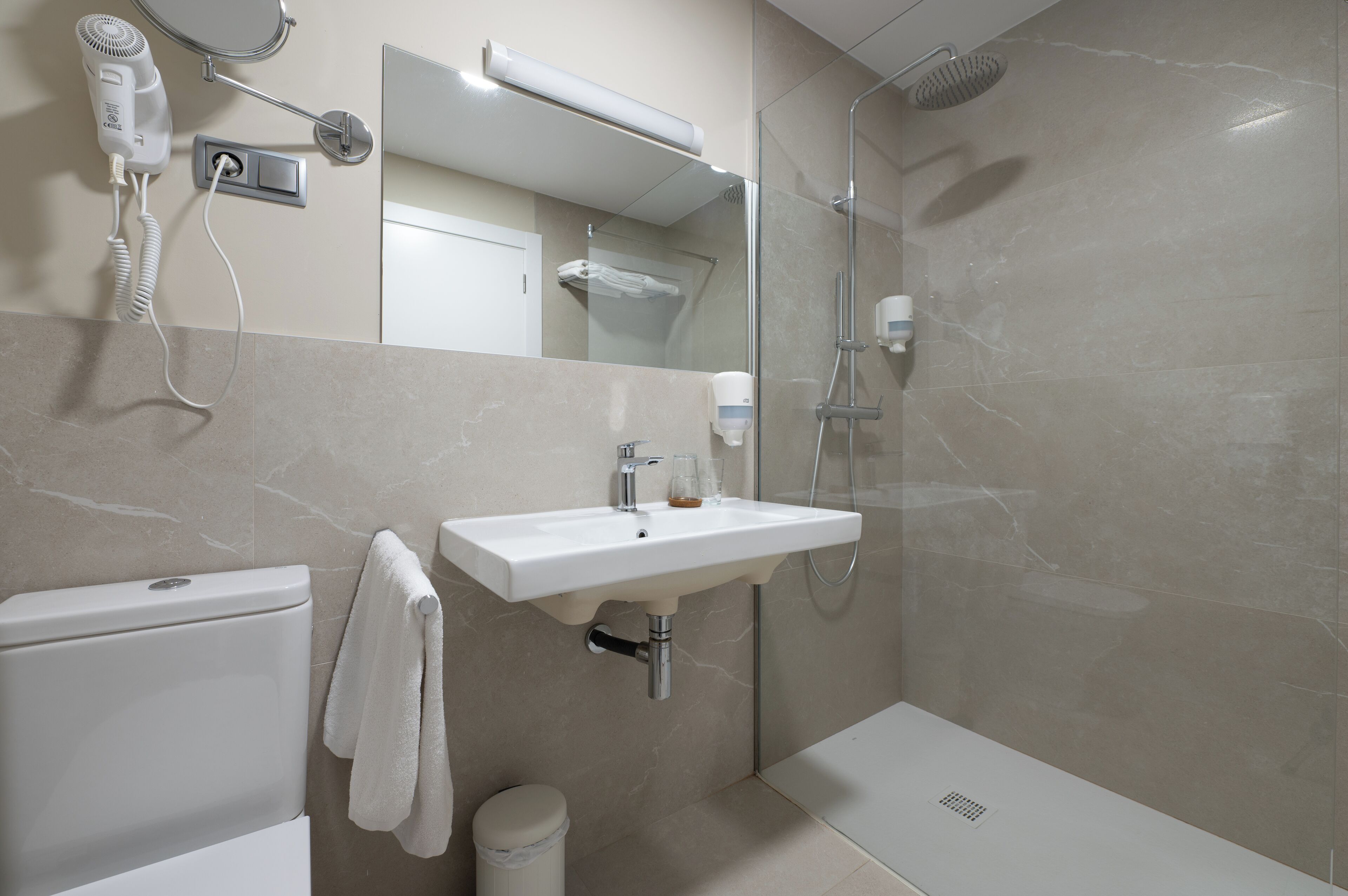 standard double room | bathroom | free toiletries, towels, soap, shampoo