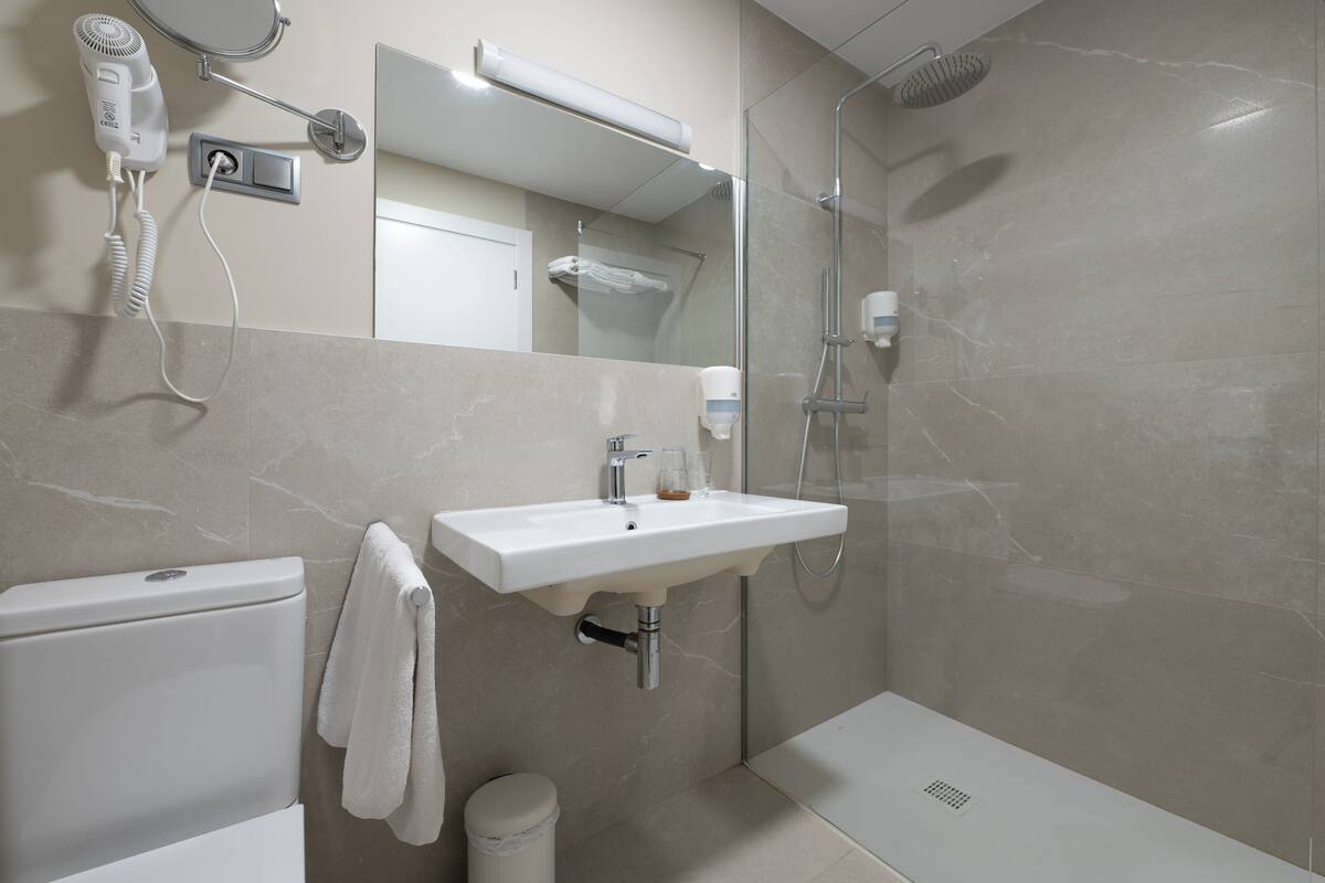 standard double room | bathroom | free toiletries, towels, soap, shampoo