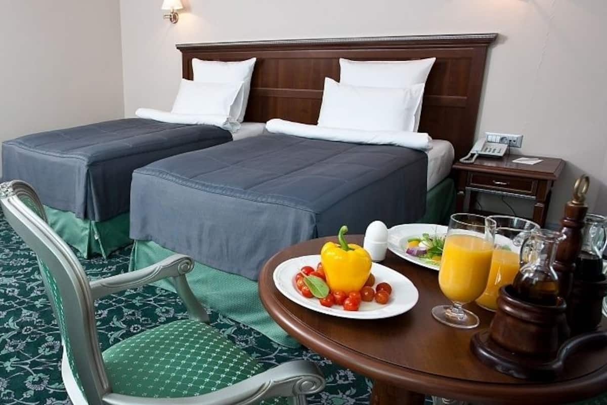 Junior suite (Twin) | Hypoallergeen beddengoed, een kluis op de kamer