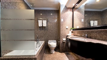 Shower, free toiletries, hair dryer, bidet