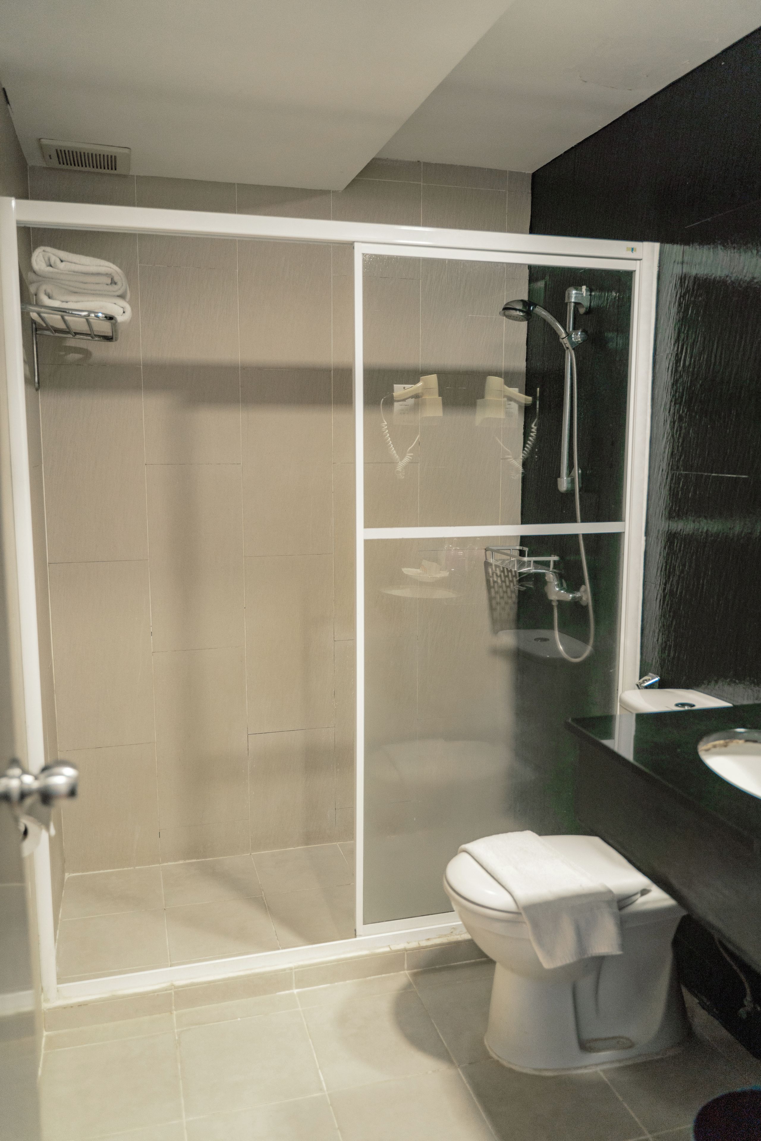 Ein modernes Badezimmer mit einer einteiligen Duschkabine, Toilette und Waschbecken.