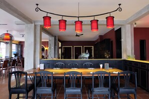 Menyajikan masakan lokal