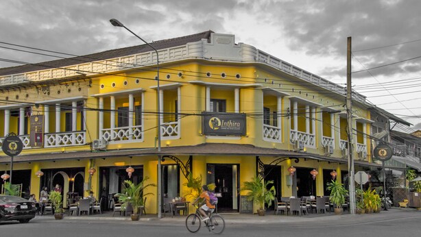 Un edificio amarillo con un letrero que dice "Inthira".