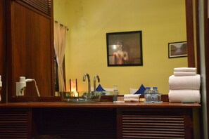 Deluxe-Doppelzimmer | Waschbecken im Bad