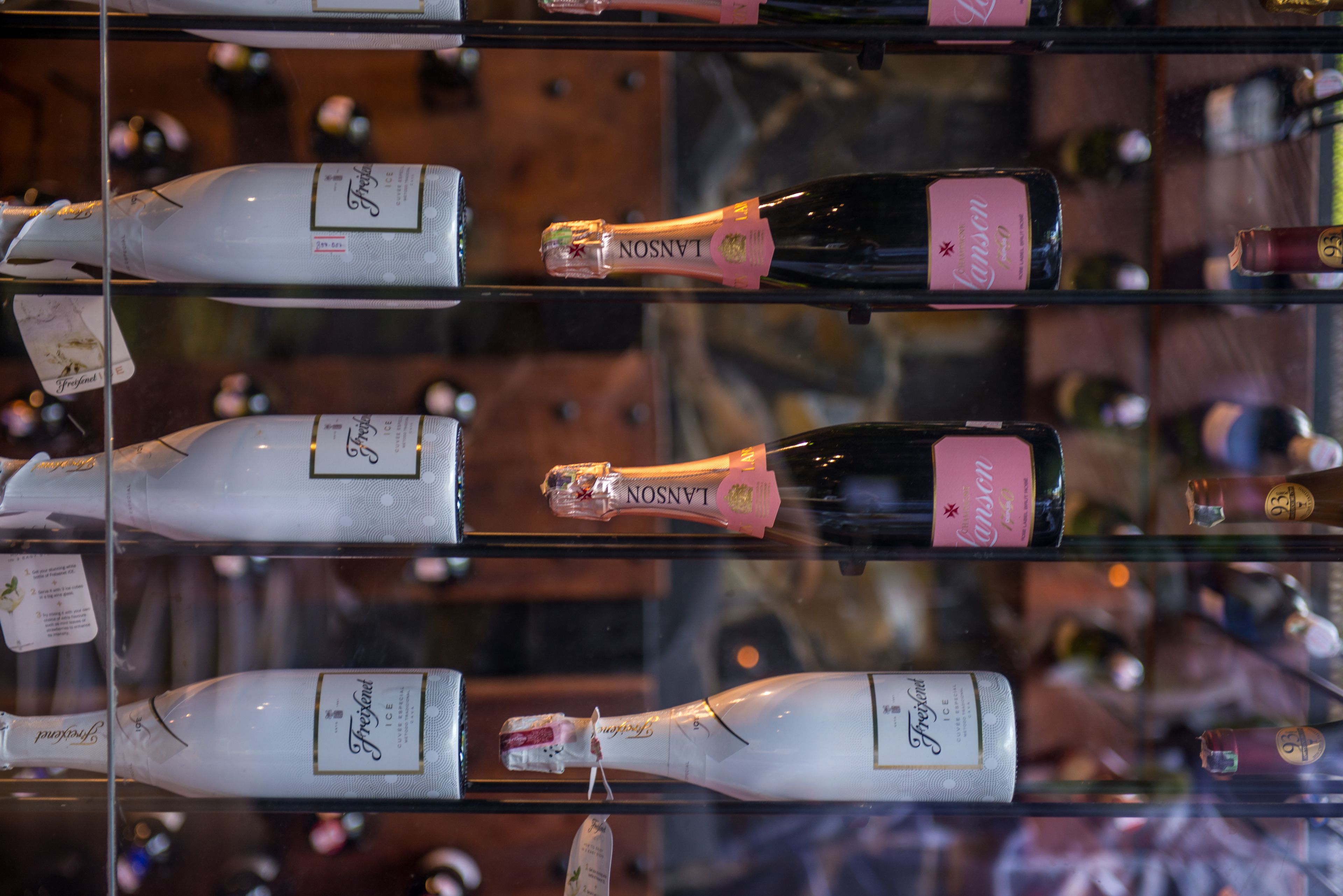Une présentation de bouteilles de champagne dans un magasin.