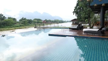 Piscine extérieure, chaises longues