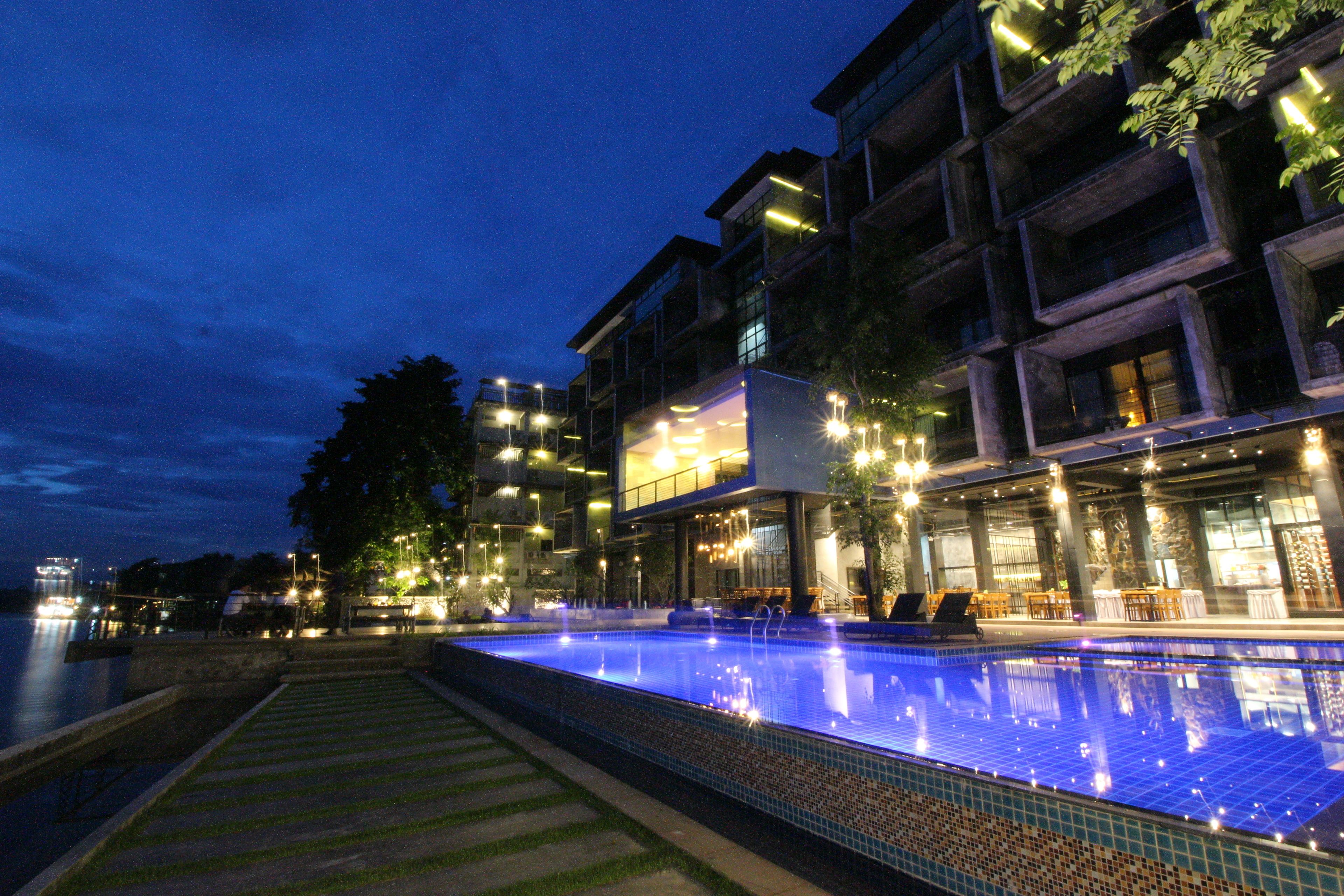 Outdoor pool, sun loungers