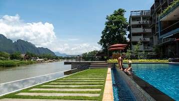 Una piscina al aire libre, tumbonas