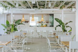 Aperto a colazione, pranzo e cena, cucina internazionale 