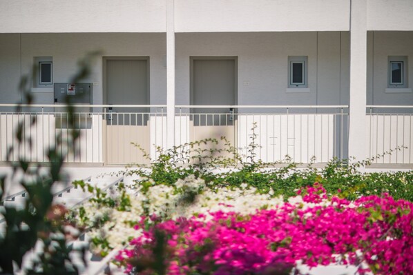 Un immeuble doté de nombreux balcons, d’un système d’alarme incendie et d’une rangée de fenêtres.
